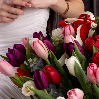 Корзинка из 55 микс тюльпанов с зеленью - фото 6