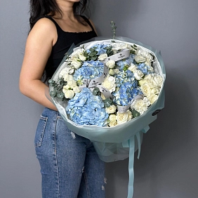 Букет из гортензий и кустовых роз "Венеция" фото