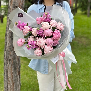 Букет с пионами и маттиолой "Корнелия" - фото 2