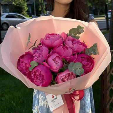Букет из 9 малиновых пионов от Скакодуб А.А. с зеленью - фото 5