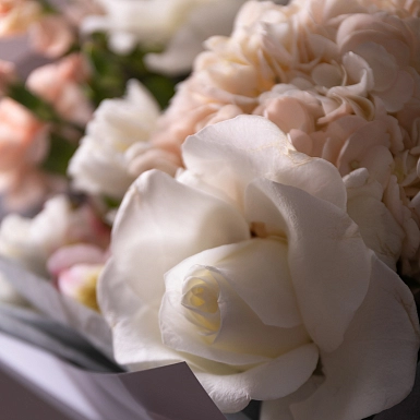 Букет из гортензии и роз "Адриана" - фото 5