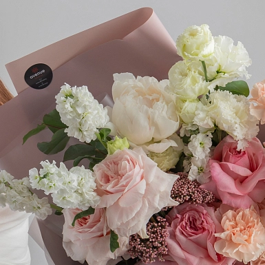 Букет из пионовидных роз и пионов "Счастливый день" в оформлении - фото 5