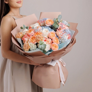 Букет из гортензии и роз "Макпал" фото