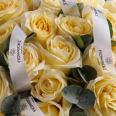 Букет из 25 пионовидных роз Candlelight с зеленью - фото 5