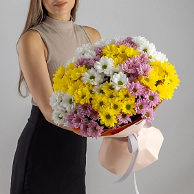 Букет из разноцветных кустовых хризантем