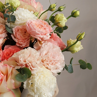 Композиция из лизиантусов и роз "Розовый ветер" - фото 5