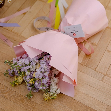 Букет из 15 микс маттиол в оформлении - фото 3