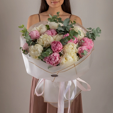Букет из 21 розового и белого пиона - фото 1