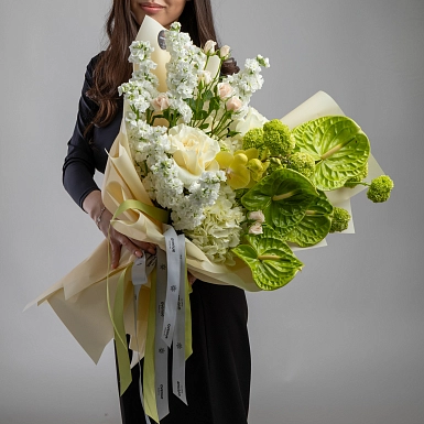 Букет с антуриумом "Пробуждение природы" в оформлении фото