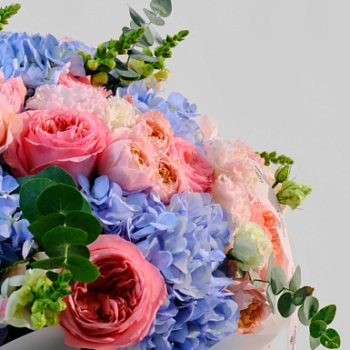 Букет из гортензий и пионовидных роз "Океан мечты" фото