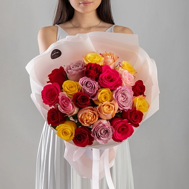 Букет из 25 микс Голландских роз 50 см с оформлением - фото 2