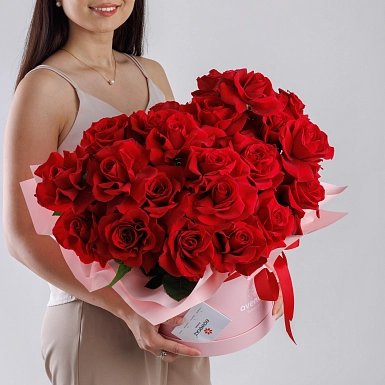 Композиция из 25 красных голландских роз в коробке "Freedom" - фото 3