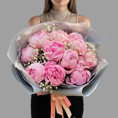 Букет из 11 розовых пионов и гипсофилы - фото 1