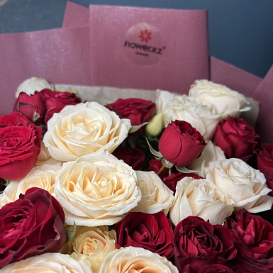 Букет из кустовых роз "Тянь-Шань" (35 шт) - фото 5