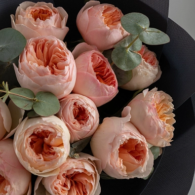 Букет из 15 пионовидных роз David Austin "Juliet" с оформлением - фото 5