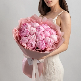 Букет из 15 пионов “Клубничный десерт”