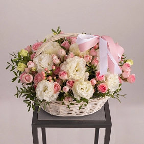Композиция в корзине с лизиантусами "Радость Жизни"