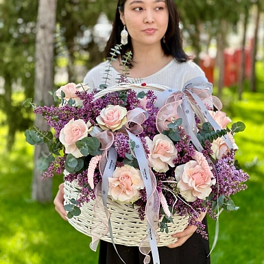 Корзина из сирени и роз "Радость встречи" - фото 1