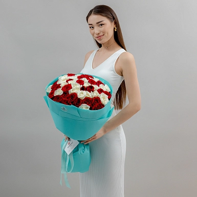 Букет из 51 красно-белых роз 70 см "Тянь-Шань" S - фото 1