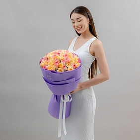 Букет из кремовых и розовых роз 70 см "Тянь-Шань"