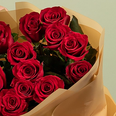 Букет из 25 красных роз 80 см в оформлении - фото 6