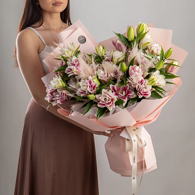 Букет из лилий "Королевский сюрприз" в оформлении - фото 3