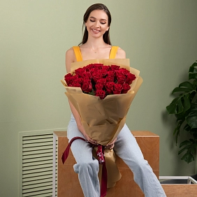 Букет из 35 красных роз 80 см в оформлении