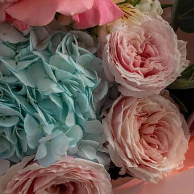 Букет из гортензии и роз “Лазурит” фото