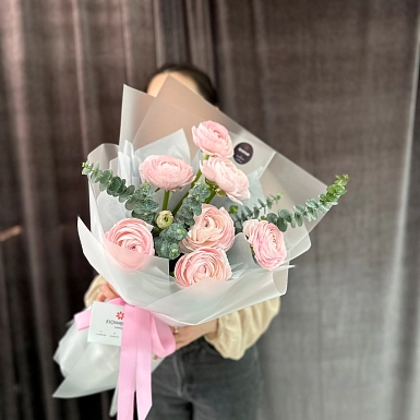 Букет из 7 ранункулюсов с зеленью "Розовая роскошь" - фото 3