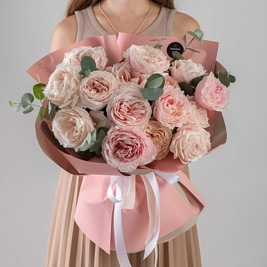 Букет из 15 пионовидных роз "Tsumugi" с оформлением - фото 5