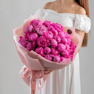 Букет из 35 малиновых пионов - фото 4