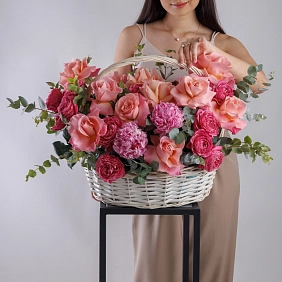 Композиция с пионами в корзине "Любимая"