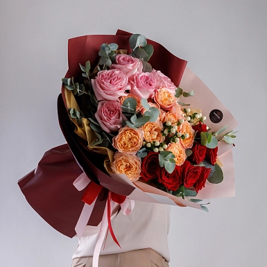 Букет с пионовидными розами "Цветочный градиент" в оформлении S - фото 5