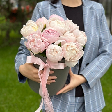 11 местных розовых пионов в коробке "Нәзік" - фото 3