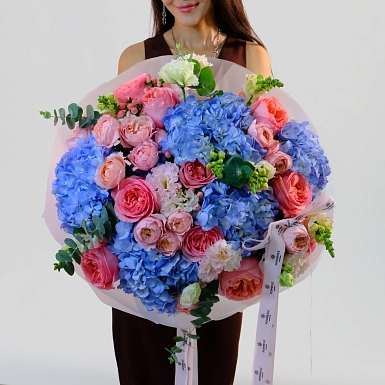 Букет из гортензий и пионовидных роз "Океан мечты" фото
