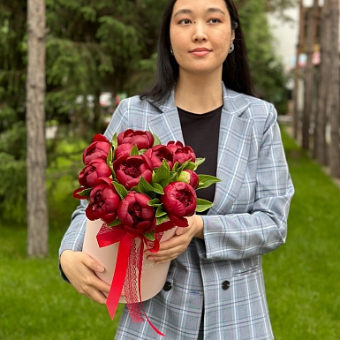 11 местных пионов в коробке "Red Charm" - фото 2