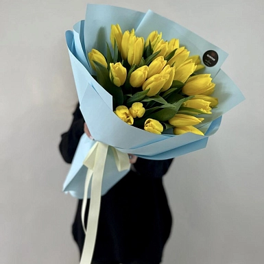 Букет из 25 желтых тюльпанов в оформлении - фото 1
