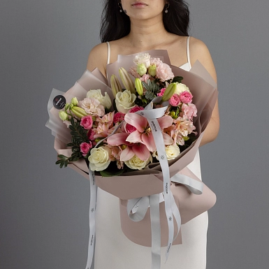 Букет с лилией и розами "Очарование" - фото 2