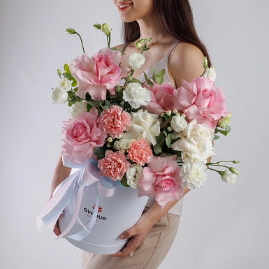 Композиция из гвоздик и роз "Белый ветер" - фото 2