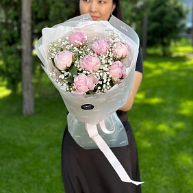 Букет из 7 местных розовых пионов с гипсофилой