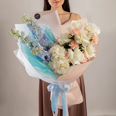 Букет с дельфиниумом "Голубое кружево" фото