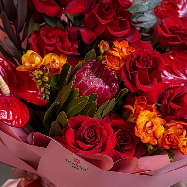 Букет с протеей и розами "Сердце в цветах" - фото 6