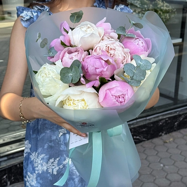Букет из 9 микс пионов от Скакодуб А.А. с зеленью - фото 1