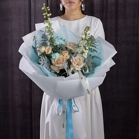 Букет из роз и маттиолы "Moon melody"