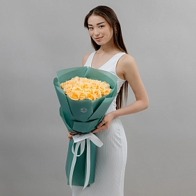 Букет из 25 кремовых роз 70 см "Тянь-Шань"