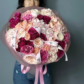 Букет из гортензий и пионовидных роз "Love is"