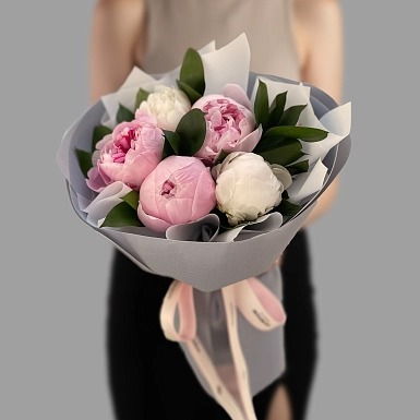 Букет из 5 белых и розовых пионов с зеленью - фото 1