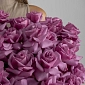 25 фиолетовых сортовых Голландских роз в коробке - фото 5
