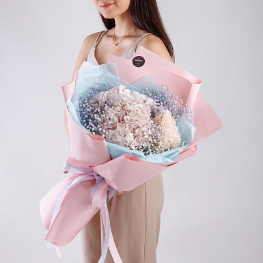 Букет из гортензий и гипсофилы "Облако любви" фото