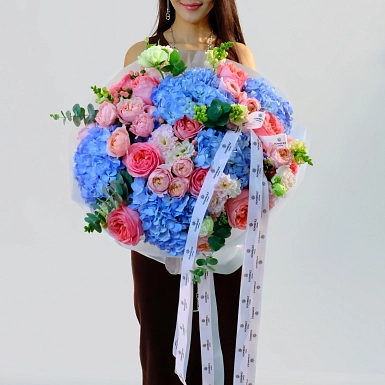 Букет из гортензий и пионовидных роз "Океан мечты" фото